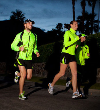 晚上跑步要穿得鮮艷些 晚上跑步的注意事項(xiàng)