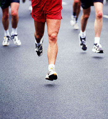 運(yùn)動(dòng)前熱身有講究 跑步前不宜壓腿熱身