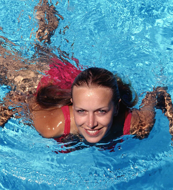 學(xué)游泳的技巧有哪些 新手學(xué)游泳必備