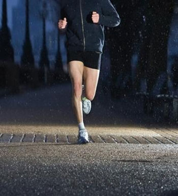 晚上跑步要穿得鮮艷些 晚上跑步的注意事項(xiàng)