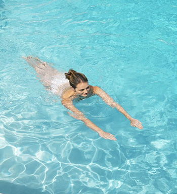 秋季游泳的好處  補(bǔ)鈣又美容