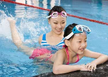 游泳技巧圖解 學(xué)游泳的技巧有哪些