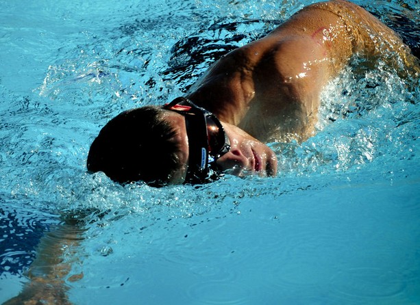 學(xué)游泳時(shí)如何消除對(duì)水的恐懼