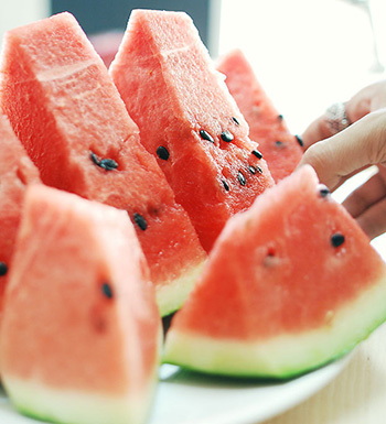 女性夏季多吃西瓜養(yǎng)顏美容抗衰老