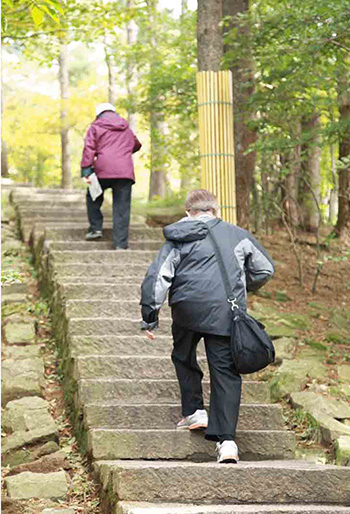 有氧運(yùn)動養(yǎng)生 中老年爬山需要哪些注意事項(xiàng)呢