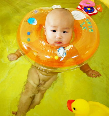 新生兒游泳有益于形成健康快樂的情緒