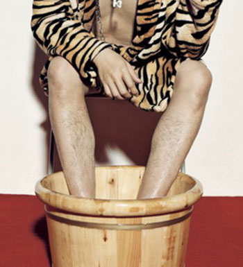 男性鹽水泡腳好處多 補(bǔ)腎清潔除腳氣