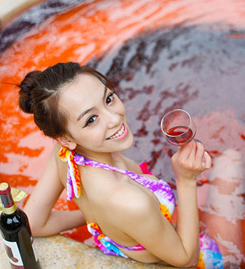 怎么樣養(yǎng)生更保健 養(yǎng)生美容選擇葡萄酒浴
