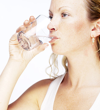 美容養(yǎng)生常識 睡前喝水會水腫嗎