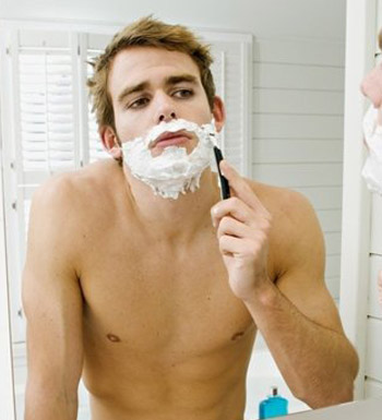 男人刮胡子注意事項(xiàng) 刮胡子有要訣 淋浴后別刮臉