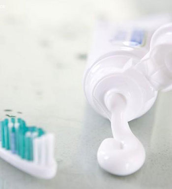 出門在外如何妙用牙膏 牙膏的多功能用途