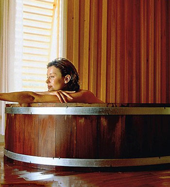 怎么樣養(yǎng)生更保健 養(yǎng)生美容選擇葡萄酒浴