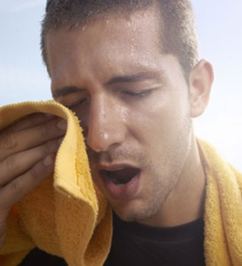 男人動(dòng)一下就冒大汗 可能是某種疾病的兇兆