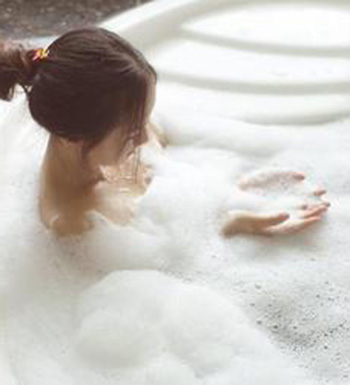 夏季洗澡六大禁忌 滿身大汗時(shí)別洗澡