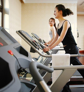 不要邊看書(shū)邊鍛煉 六個(gè)健身誤區(qū)最傷身