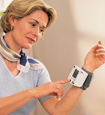 高血壓怎么辦 夏季應(yīng)對(duì)高血壓三大注意事項(xiàng)