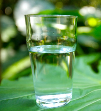 睡前喝水 養(yǎng)生常識(shí)睡覺(jué)前喝水究竟好還是不好