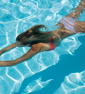 游泳耳朵進(jìn)水怎么辦 夏季游泳必會(huì)常識(shí)
