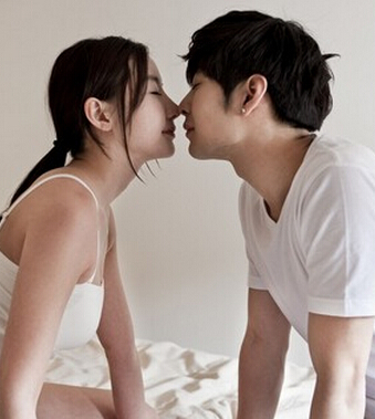 夫妻那些事 夫妻生活和諧有助于延年養(yǎng)顏