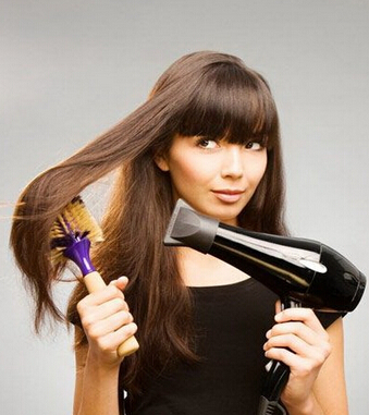 女性健康 巧用吹風(fēng)機(jī)快速干發(fā)不傷發(fā)