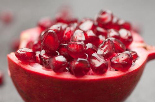 吃石榴有什么好處   預(yù)防心血管疾病