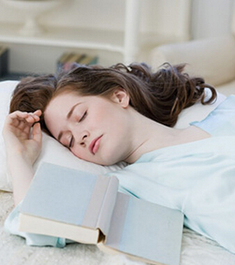 女性更年期保健 更年期的女人睡前請別做這些