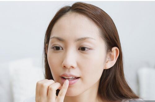 嘴唇干裂    六個小妙招來緩解