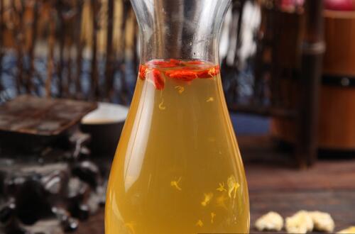 枸杞泡水喝的功效      清肝明目美容美顏