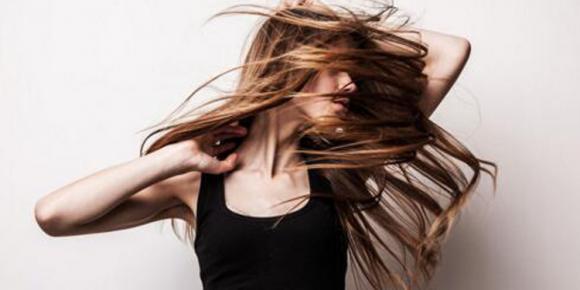 要提醒下愛美的你，拉直頭發(fā)的危害