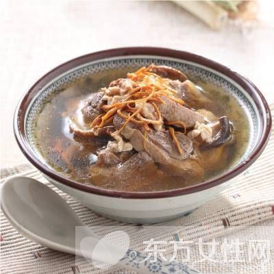 燉鴨子的做法有哪些 喝老鴨湯有什么好處