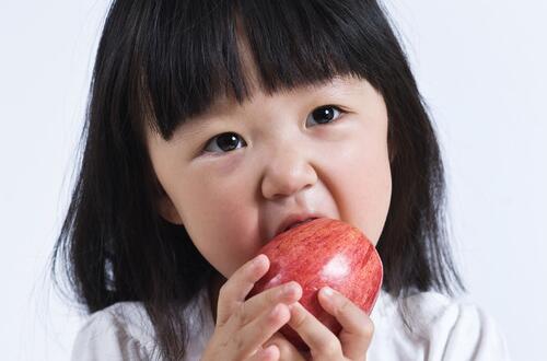吃蘋果的好處   排毒養(yǎng)顏且減肥