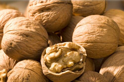 吃核桃有什么好處   補(bǔ)大腦益心臟