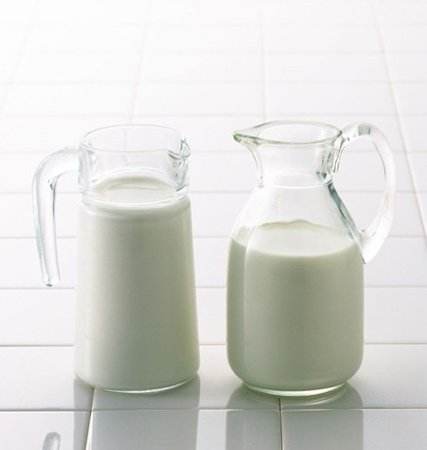 睡前喝牛奶好嗎，晚上喝牛奶好嗎