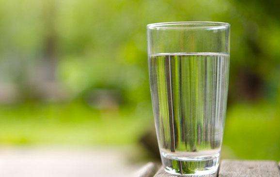 低頭一族們小心頸椎骨質(zhì)增生