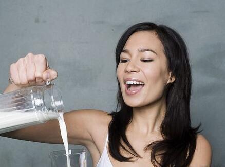 牛奶的營養(yǎng)價(jià)值 每天喝牛奶的好處