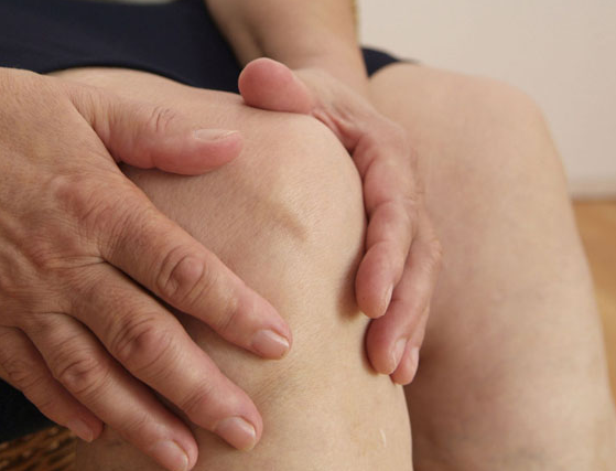 軟組織損傷怎么辦  堅(jiān)持按摩或拍打膝部