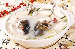 養(yǎng)生家常菜 魚頭燉豆腐的經(jīng)典做法