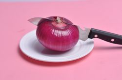 切洋蔥不會流淚的方法 教你十招不辣眼
