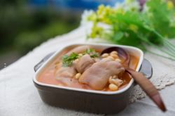 豬蹄燉黃豆的做法介紹 細數(shù)豬蹄燉黃豆的功效