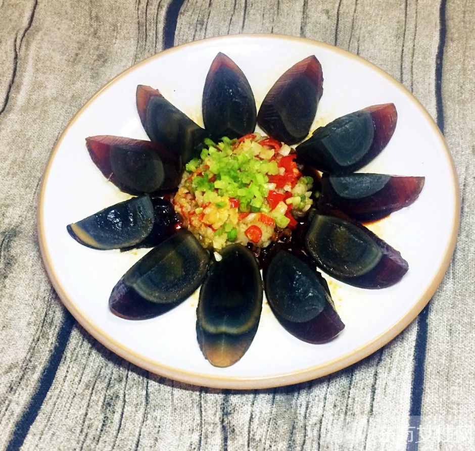 涼拌皮蛋的做法 九招教你做營養(yǎng)豐富的美食