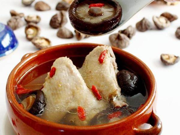 冬菇雞湯的家常做法 雞湯的營(yíng)養(yǎng)價(jià)值及功效