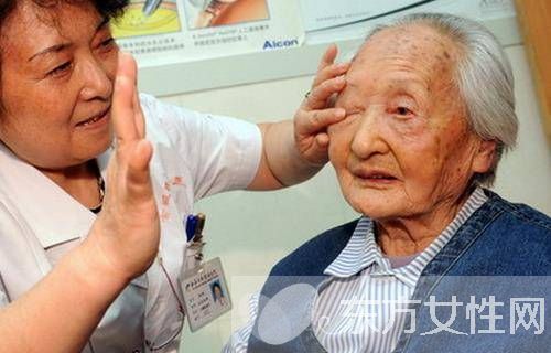 眼花是什么原因 七款食療防治老花眼