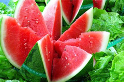 西瓜的功效與作用有哪些  營養(yǎng)禁忌全知道