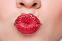 嘴唇干裂脫皮怎么辦 嘴唇干裂脫皮是什么原因