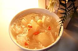 雪梨銀耳湯做法 銀耳雪梨湯的營(yíng)養(yǎng)價(jià)值