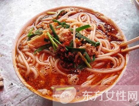 常吃米線的危害大揭秘  黑心米線 增加致癌風(fēng)險