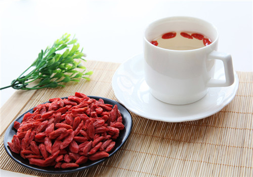 枸杞子泡水喝的禁忌有哪些 有什么功效