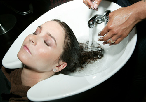 洗頭正確方法 七個(gè)步驟有助于頭發(fā)護(hù)理