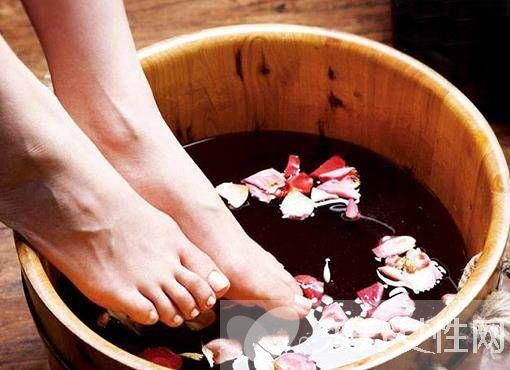 泡腳的最佳時(shí)間 泡腳泡多長(zhǎng)時(shí)間最好