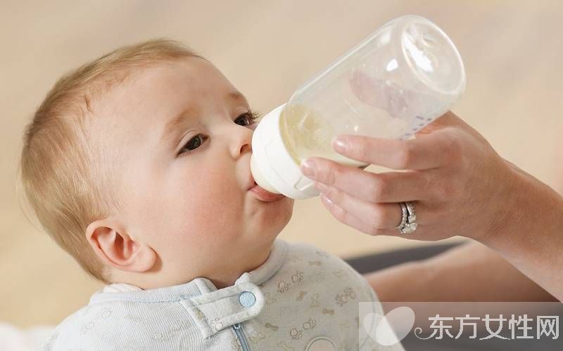 寶寶吐奶厲害的原因 這么做可有效防止寶寶吐奶哦